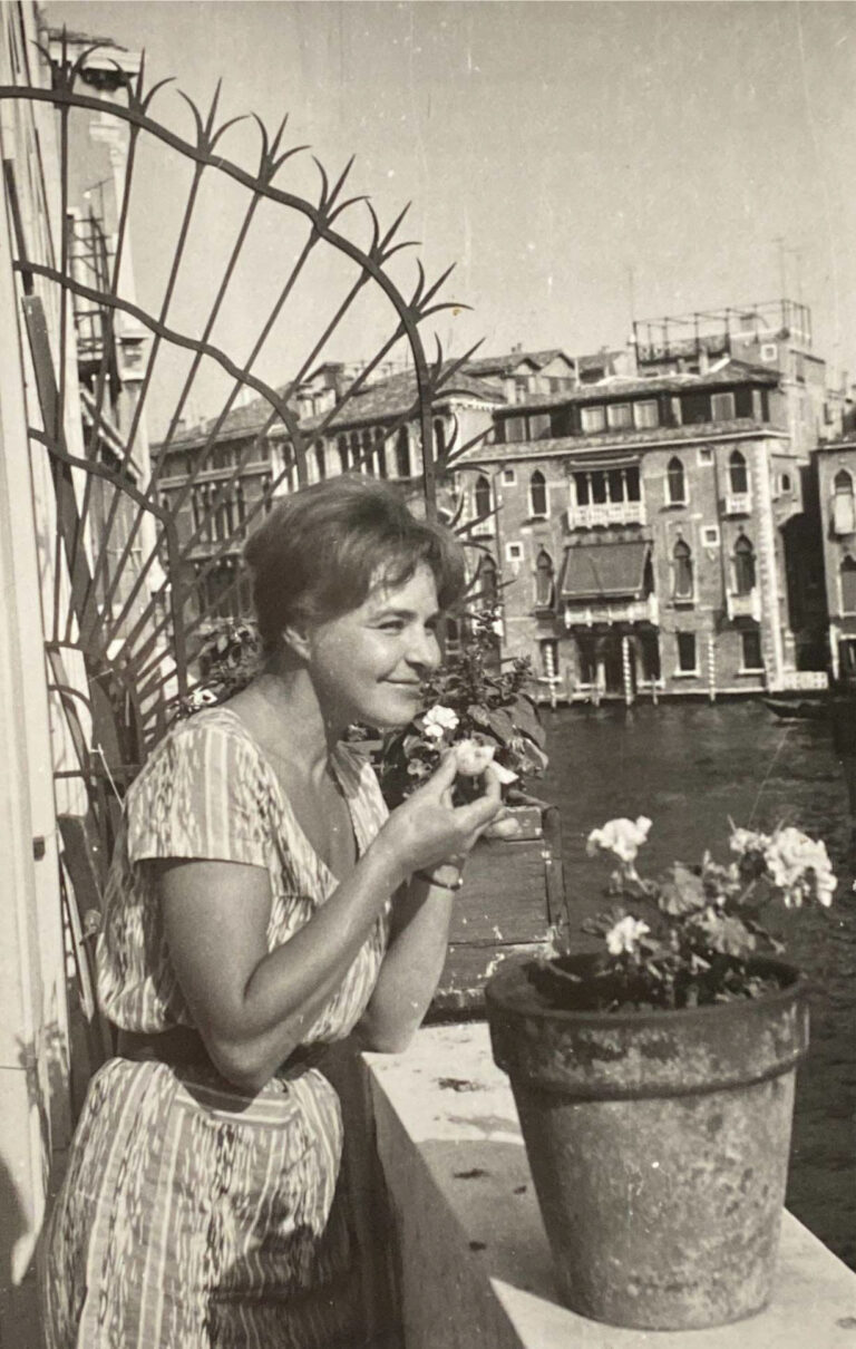 Мама. Фестиваль. Венеция.