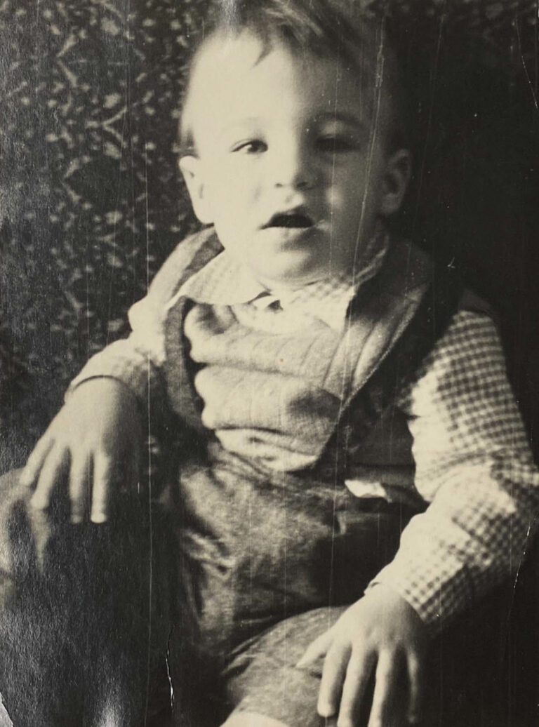 Ваня смотрит в объектив